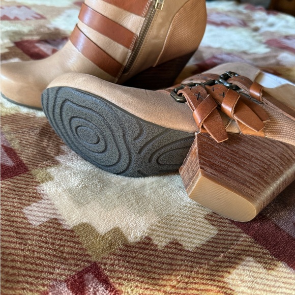 OTBT Lasso Booties Size 8.5 Color “Pecan” still in box and never worn - Picture 6 of 9